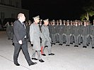 Abschreiten der Front durch Bürgermeister Müller, Herke und Commenda. (Bild öffnet sich in einem neuen Fenster)