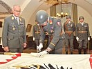 Ein traditioneller Akt - die Benagelung der Akademiefahne. (Bild öffnet sich in einem neuen Fenster)