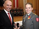Minister Klug übergibt den goldenen Akademiering an Melanie Niedermoser. (Bild öffnet sich in einem neuen Fenster)