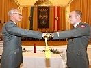 Brigadier Herke übergibt den Offizierssäbel an Leutnant Reismann. (Bild öffnet sich in einem neuen Fenster)