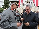 Herke übergibt den goldenen Ehrenring an Bundespräsident Fischer. (Bild öffnet sich in einem neuen Fenster)