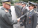Generalstabschef General Commenda gratuliert Leutnant Niedermoser. (Bild öffnet sich in einem neuen Fenster)