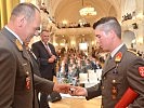 Brigadier Pronhagl übergibt den Ehrenring der Militärakademie. (Bild öffnet sich in einem neuen Fenster)