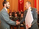 Brigadier Pronhagl überreicht ein Geschenk an den Jahrgangsersten. (Bild öffnet sich in einem neuen Fenster)