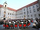 Im schönen Ambiente findet das Burghofkonzert statt. (Bild öffnet sich in einem neuen Fenster)