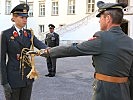 Übergabe des Offizierssäbels an Leutnant Meyer. (Bild öffnet sich in einem neuen Fenster)