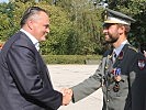 Der Minister gratulierte jedem Offizier persönlich. (Bild öffnet sich in einem neuen Fenster)