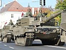 "Leopard"-Kampfpanzer durften bei der Parade nicht fehlen. (Bild öffnet sich in einem neuen Fenster)