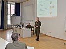 Oberst Pieber informiert über die Übungsszenarien. (Bild öffnet sich in einem neuen Fenster)