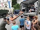 Auch ein Verletztentransport wurde vorgeführt. (Bild öffnet sich in einem neuen Fenster)