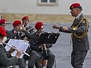 Oberstleutnant Kausz hat die musikalische Leitung. (Bild öffnet sich in einem neuen Fenster)