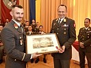 Lt Kitzmüller erhält ein Geschenk für die Verdienste als Jahrgangssprecher. (Bild öffnet sich in einem neuen Fenster)