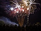 Beeindruckt beobachten die Soldaten den Feuerzauber am Himmel. (Bild öffnet sich in einem neuen Fenster)