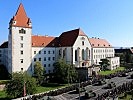 Pandur und Husar. Im Hintergrund die Burg. (Bild öffnet sich in einem neuen Fenster)