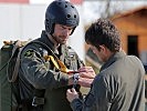 Die Belastung der Soldaten wird mit einem Pulsmesser überwacht. (Bild öffnet sich in einem neuen Fenster)