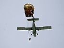 Der Fallschirm öffnet automatisch nach dem Verlassen des Flugzeugs. (Bild öffnet sich in einem neuen Fenster)