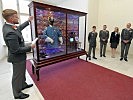 In der Jahrgangsvitrine präsentiert der Jahrgang den Namensgeber. (Bild öffnet sich in einem neuen Fenster)