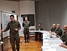 Ein Teilnehmer präsentiert dem Stab seinen Entschluss. (Bild öffnet sich in einem neuen Fenster)