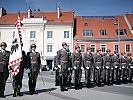 Fahne der Militärakademie und Ehrenzug gestellt vom 1. Jahrgang. (Bild öffnet sich in einem neuen Fenster)