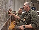 Ein österreichischer und ein georgischer Offizier beim Kartenstudium. (Bild öffnet sich in einem neuen Fenster)