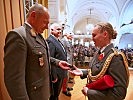 Der Kommandant der Militärakademie übergibt den Akademiering. (Bild öffnet sich in einem neuen Fenster)