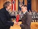 Übergabe des akademischen Diploms. (Bild öffnet sich in einem neuen Fenster)
