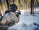 Mit dem Sturmgewehr in Stellung. (Bild öffnet sich in einem neuen Fenster)