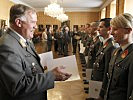 General Entacher gratuliert zur bestanden Truppenoffiziersausbildung. (Bild öffnet sich in einem neuen Fenster)