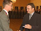 Der Jahrgangsbeste erhält den goldenen Ring vom Verteidigungsminster. (Bild öffnet sich in einem neuen Fenster)