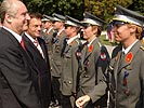 Bundespräsident Klestil gratuliert den Leutnanten. (Bild öffnet sich in einem neuen Fenster)