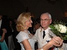 Akademiekommandant Norbert Sinn beim Eintanzen mit seiner Gattin. (Bild öffnet sich in einem neuen Fenster)