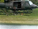 Nicht jedermanns Sache: Der Sprung vom Hubschrauber. (Bild öffnet sich in einem neuen Fenster)