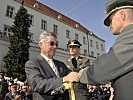 Der Jahrgangserste erhält von Bundespräsident Fischer einen Säbel. (Bild öffnet sich in einem neuen Fenster)