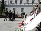 Bundespräsident und Verteidigungsminister schreiten die Front ab. (Bild öffnet sich in einem neuen Fenster)