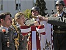 Die jungen Leutnante geloben ihre Treue zu Österreich. (Bild öffnet sich in einem neuen Fenster)