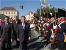 Ehrensalut für den Bundespräsidenten durch das Wr. Neustädter Bürgerkorps. (Bild öffnet sich in einem neuen Fenster)