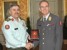 Brigadier Herke mit einem jordanischen Offizier. (Bild öffnet sich in einem neuen Fenster)