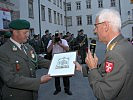 Akademiekommandant Sinn ehrt Musikmeister Leopold Linshalm. (Bild öffnet sich in einem neuen Fenster)