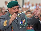 Militärkapellmeister Miertl dirigiert das Burghofkonzert. (Bild öffnet sich in einem neuen Fenster)