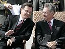 Verteidigungsminister Norbert Darabos und Bundespräsident Heinz Fischer. (Bild öffnet sich in einem neuen Fenster)