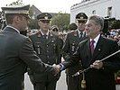 Bundespräsident Fischer überreicht dem Jahrgangsbesten den Offizierssäbel. (Bild öffnet sich in einem neuen Fenster)