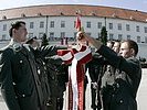 Vier von ihnen tun dies direkt an der Fahne. (Bild öffnet sich in einem neuen Fenster)