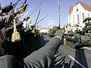 Ein Schützenpanzer wird von den Offizieren mit dem Säbel gegrüßt. (Bild öffnet sich in einem neuen Fenster)