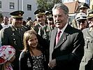 Bundespräsident Fischer mit einer begeisterten Besucherin. (Bild öffnet sich in einem neuen Fenster)