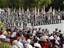 Ein Blick auf Standarten-Trupps und Militärmusik. (Bild öffnet sich in einem neuen Fenster)