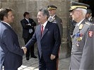 Bundespräsident Fischer begrüßt Günther Platter und Generalmajor Sinn. (Bild öffnet sich in einem neuen Fenster)