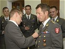 Oberstleutnant Fleischmann erhält das Jahrgangsabzeichen. (Bild öffnet sich in einem neuen Fenster)