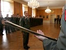 Generalmajor Norbert Sinn übergibt symbolisch den ersten Säbel ... (Bild öffnet sich in einem neuen Fenster)