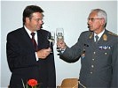 Auf einen guten Jahrgang: Platter und Sinn stoßen auf die Offiziere an. (Bild öffnet sich in einem neuen Fenster)