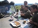 Mittagessen: Ohne Mampf kein Kampf. (Bild öffnet sich in einem neuen Fenster)